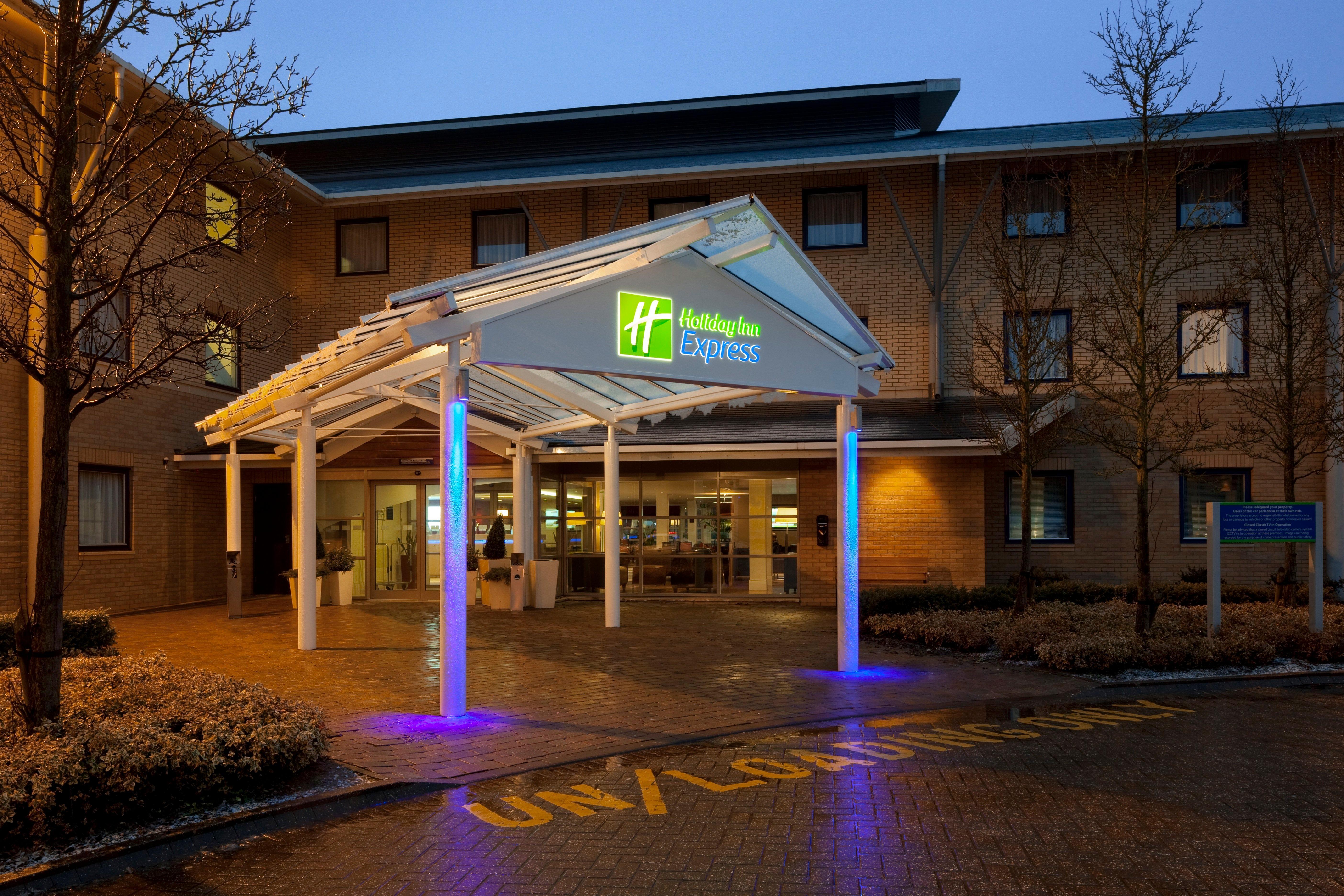 Holiday Inn Express Milton Keynes, An Ihg Hotel Kültér fotó