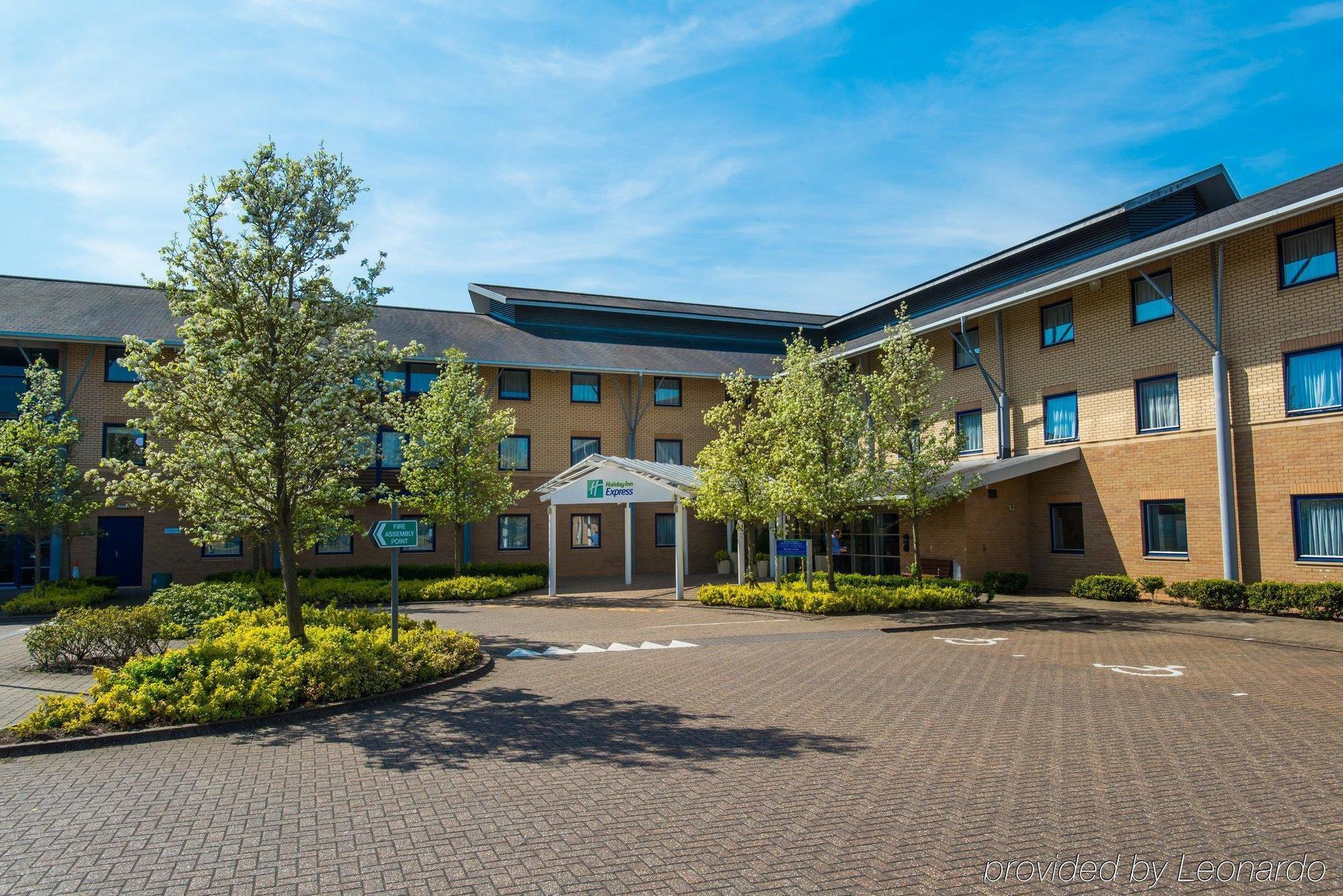 Holiday Inn Express Milton Keynes, An Ihg Hotel Kültér fotó