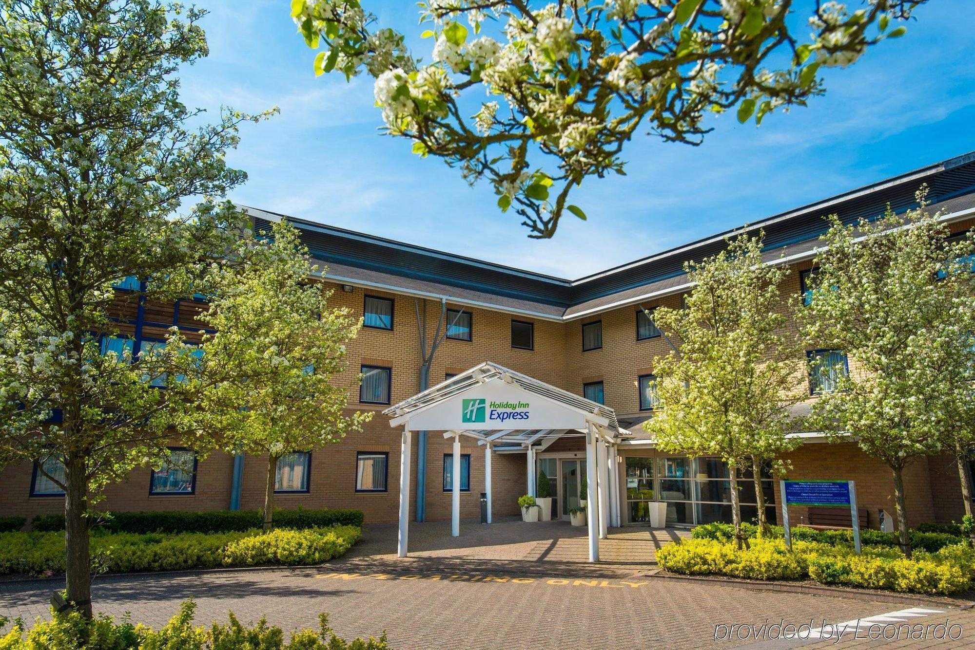 Holiday Inn Express Milton Keynes, An Ihg Hotel Kültér fotó